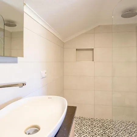 Elmas Paradise דליאן